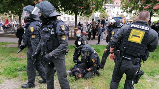 Polizisten einer Beweissicherungs- und Festnahmeeinheit (BFE) nehmen bei einer Demonstration einen Störer fest (Symbolbild). Foto: Andreas Rosar /Fotoagentur-Stuttgart