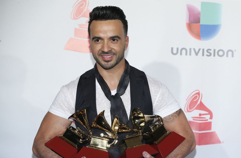 Der „Despacito“-Sänger Luis Fonsi präsentiert stolz seine vier Auszeichnungen bei den Latin Grammy Awards 2017.