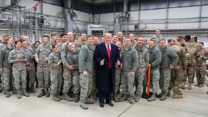 Weniger tun es nach seiner Ansicht auch: Präsident Donald Trump mit in Deutschland stationierten US-Soldaten (hier im Dezember 2018 auf dem Stützpunkt Ramstein). Foto: dpa/Shealah Craighead