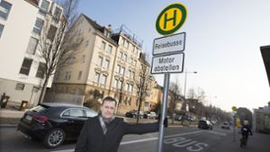 Axel Maier-Wanner rüttelt an der Rechnung für dieses Verkehrszeichen. Foto: Horst Rudel