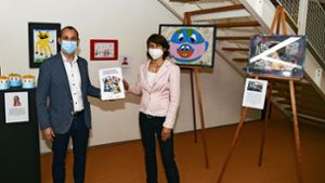 Stefan Belz und Janina Ulmer  mit dem Kunstbuch. Foto: Stadtverwaltung