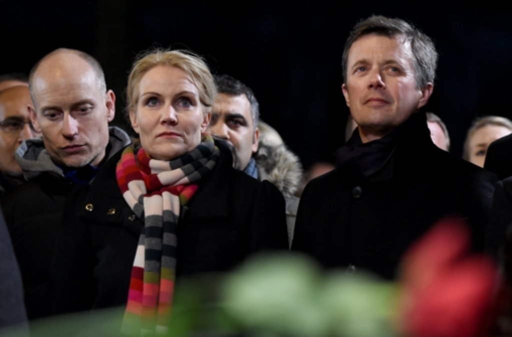 Zehntausende Dänen sind am Montagabend auf die Straßen gegangen, um der Opfer der Terroranschläge von Kopenhagen zu gedenken. Unter den Trauernden waren auch Kronprinz Frederik (rechts), die dänische Ministerpräsidentin Helle Thorning-Schmidt und ihr Mann Stephen Kinnock.