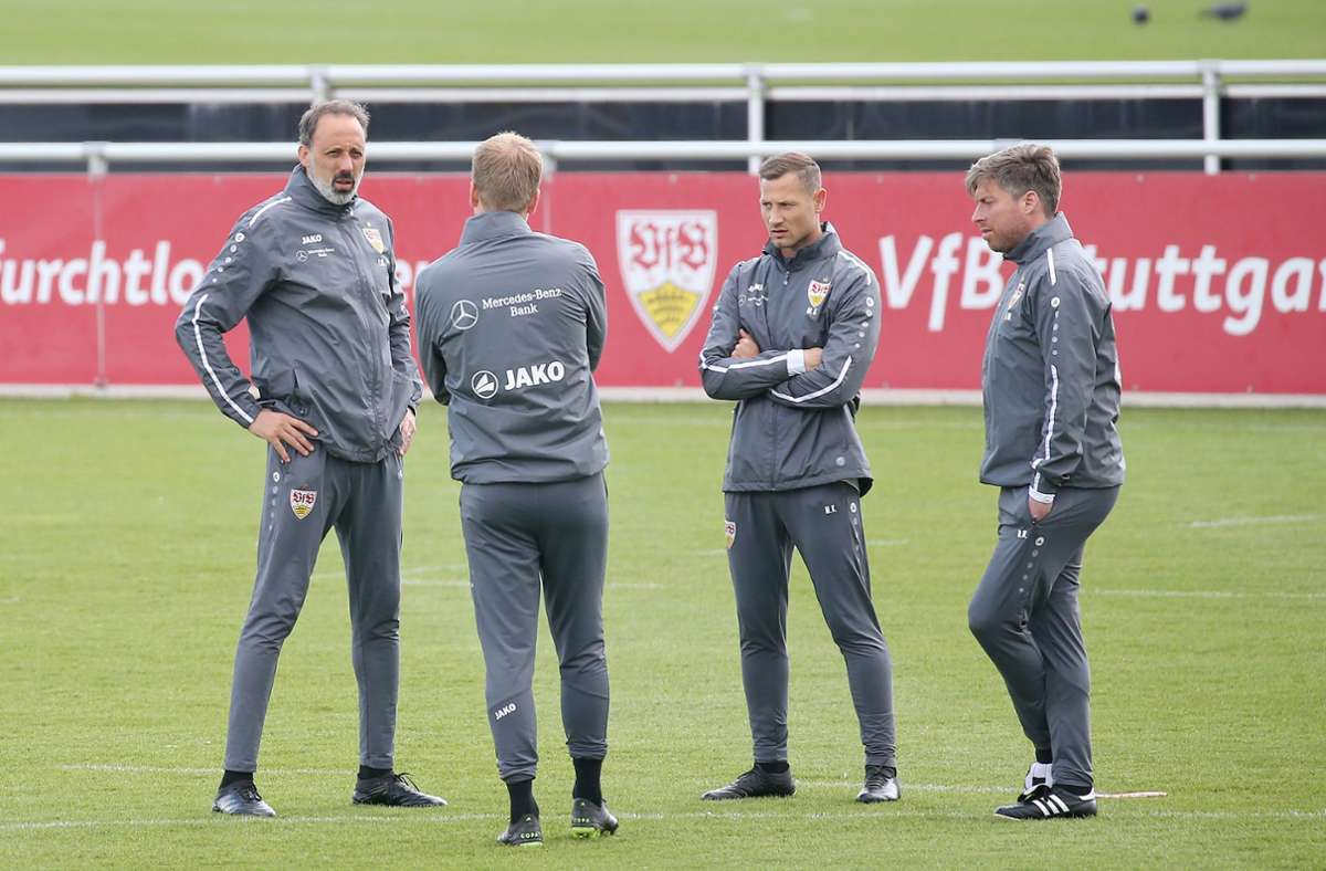 Das VfB-Trainerteam bei der Besprechung vor dem Trainingsstart.