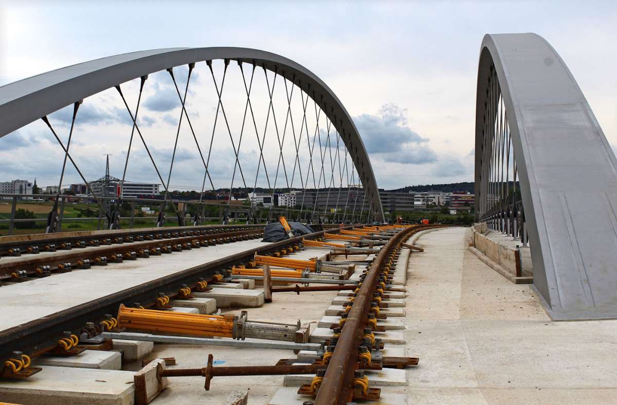Blick von der und auf die Brücke, über die die U 6 künftig fahren wird. Foto: Jacqueline Fritsch