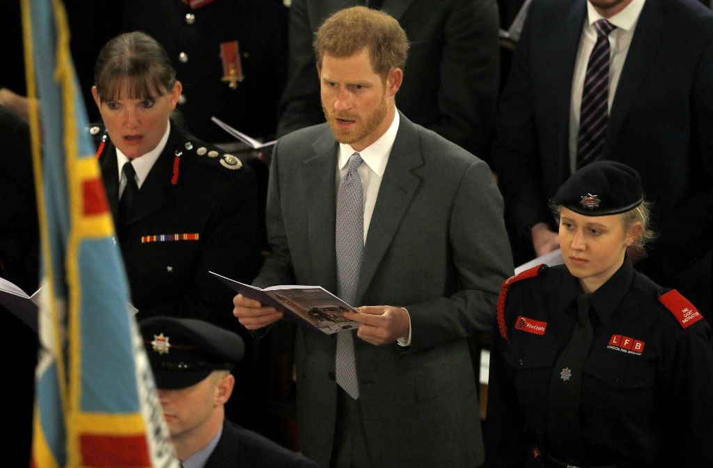 Prinz Harry und Mitglieder der Londoner Feuerwehr singen Weihnachtslieder in der Westminster Cathedral in London.