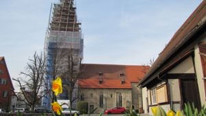 Der Turm der Martinskirche ist eingerüstet. Foto: Sägesser