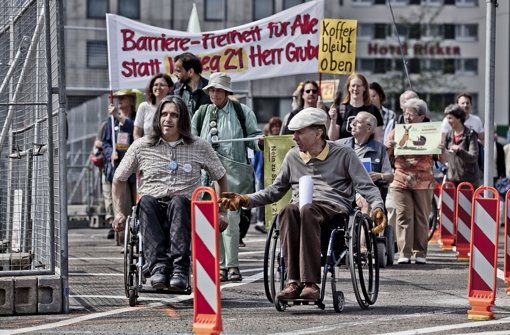 Die Stuttgart-21-Initiative Barriere-Frei demonstriert gegen die Nachteile, die sich durch die Schließung des Nordausgangs im Zuge der S-21 Bauarbeiten ergeben. Klicken Sie sich durch unsere Bildergalerie. Foto: Leif Piechowski
