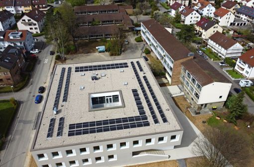 Auf dem Anbau der Gemeinschaftsschule ist Mitte  April die jüngste  Photovoltaik-Anlage der Bürgerenergie Schwaikheim in Betrieb genommen worden. Foto: privat/Bürgerenergie Schwaikheim