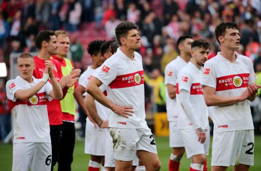 So sieht Enttäuschung aus: Die VfB-Spieler nach dem Abpfiff. Foto: Pressefoto Baumann