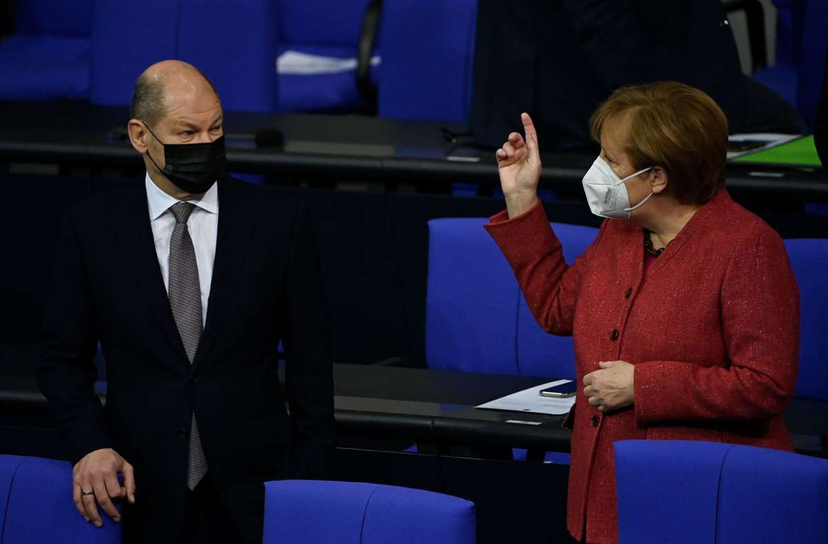 Olaf Scholz und Angela Merkel sprechen nach ihrer Ankunft im Bundestag.