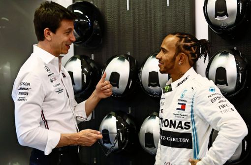 Man kennt sich, man schätzt sich: Mercedes-Teamchef Toto Wolff (li.) und Formel-1-Rekordweltmeister Lewis Hamilton. Foto: imago/HochZwei
