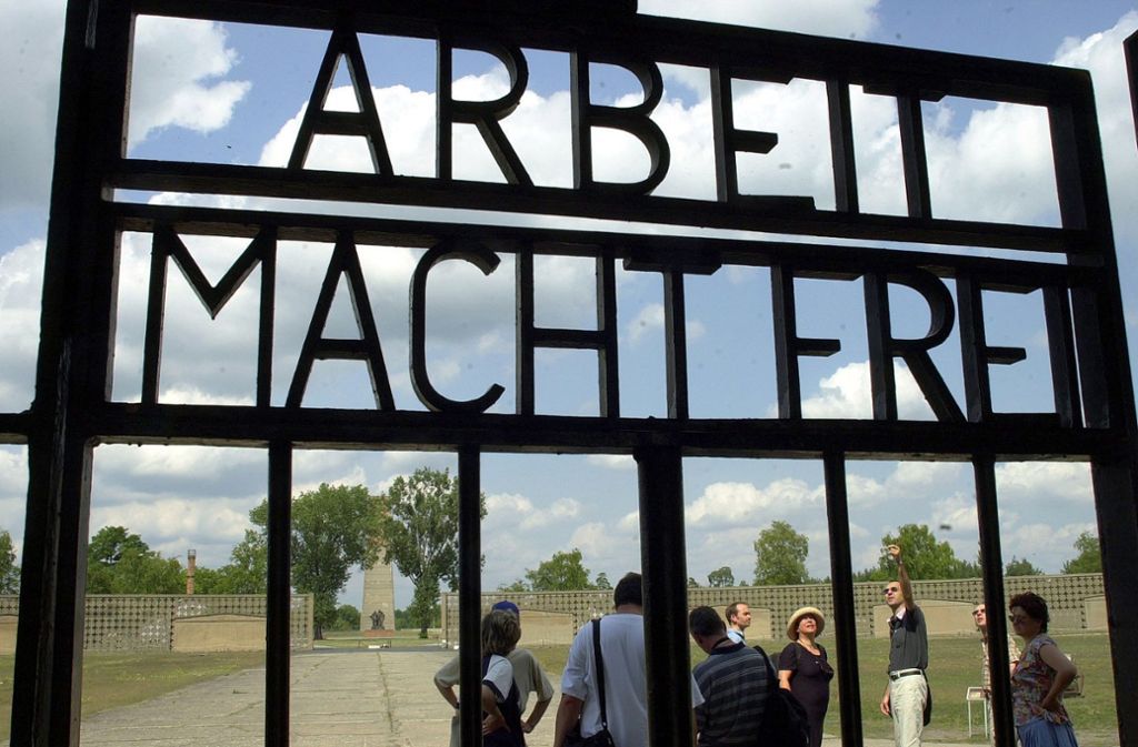 Besucher auf dem Appellplatz des ehemaligen Konzentrationslagers Sachsenhausen. Helmut Dannel war von 1938 an Gestapo-Chef in dem Lager gewesen.