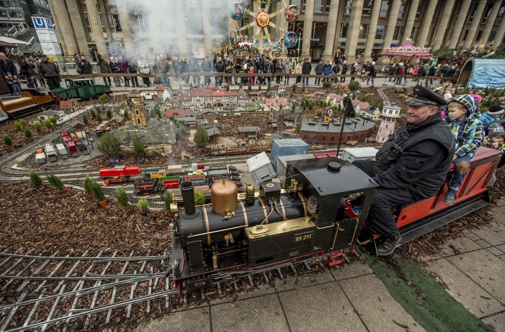 Noch ein Grund für Weihnachten in Stuttgart: Die kleine Dampfeisenbahn auf dem Weihnachtsmarkt.