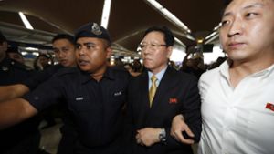 Nordkorea hat die diplomatische Krise mit Malaysia weiter verschärft und den Botschafter des Landes (Mitte) ausgewiesen. Foto: AP