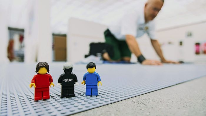 Warum dieser erwachsene Mann im Museum mit Lego spielt