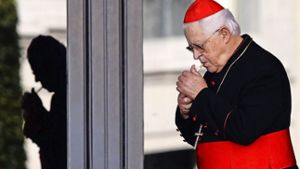 Raucherparadies Vatikan: Kardinal Jose da Cruz Policarpo steckt sich eine Zigarette an Foto: ANSA