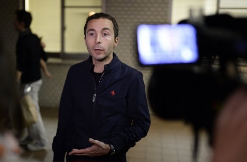Jules Bianchis Manager Nicolas Todt spricht vor dem Krankenhaus mit Journalisten. Foto: dpa