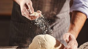 Zu Hause Brot backen ist weniger kompliziert, als gedacht. Foto: Evgeny Atamanenko/Shutterstock.com