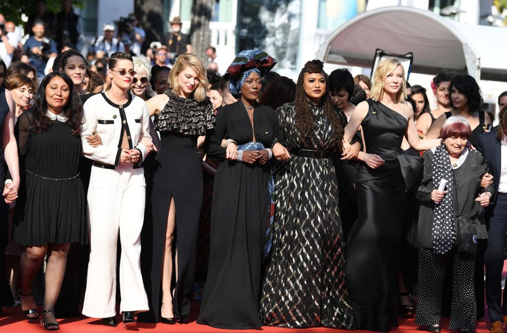 82 Film-Frauen protestierten auf dem roten Teppich in Cannes. Darunter (v.l.) Haifaa al-Mansour, Kirsten Stewart, Lea Seydoux, Khadja Nin, Ava DuVernay, Cate Blanchett and Agnes Varda.