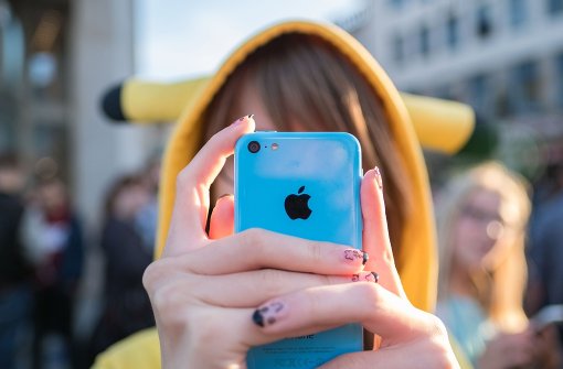 Junge Menschen mit Handys, die komische Dinge tun – auf Außenstehende können Pokémon-Go-Spieler befremdlich wirken. Foto: dpa/Symbolbild
