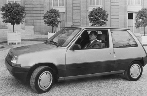Frankreichs Präsident Francois Mitterrand im Jahr 1984 am Steuer eines R5. Nun soll das legendäre Fahrzeug als Elektro-Auto eine Renaissance erleben. Foto: AFP