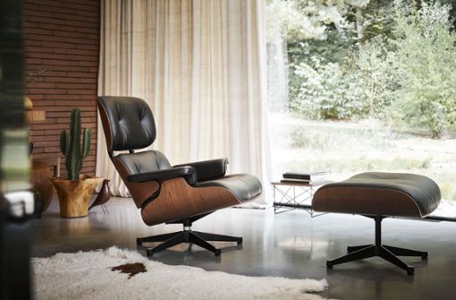 Perfekt für lange Lesenachmittage. Die US-Designer Charles und Ray  Eames entwarfen den heute von Vitra produzierten Lounge Chair & Ottoman im Jahr 1956. Rätselfragen zu diesem und anderen Klassikern der Gestaltung finden sich in der Bildergalerie. Foto: Vitra