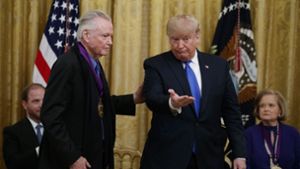 Donald Trump (vorne rechts) würdigt einen seiner raren Fans in Hollywood,  den Oscar-Preisträger Jon Voight (vorne links). Foto: AP/Alex Brandon