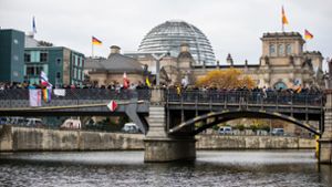 Rund um den Reichstag gab es am Mittwoch Demonstrationen gegen das Infektionsschutzgesetz.  Dabei gelangten Störer auch in den Bundestag. Foto: dpa/Christoph Soeder