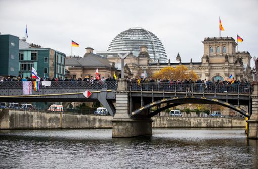Rund um den Reichstag gab es am Mittwoch Demonstrationen gegen das Infektionsschutzgesetz.  Dabei gelangten Störer auch in den Bundestag. Foto: dpa/Christoph Soeder