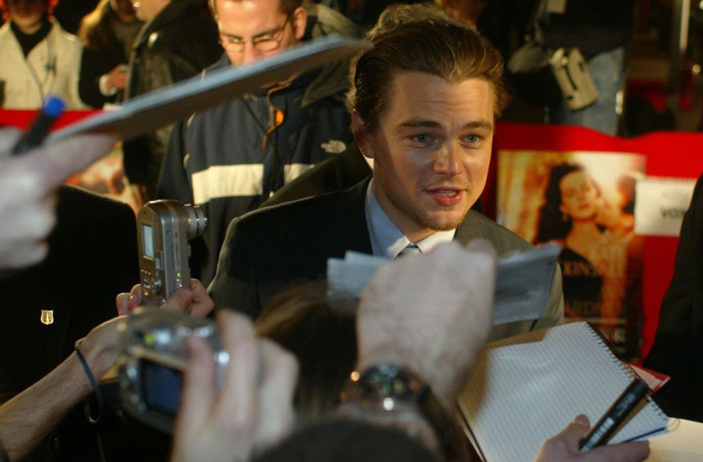 Ein Bild aus jungen Jahren: Leonardo DiCaprio 2005 in Berlin, umzingelt von Fans und Autogrammjägern.