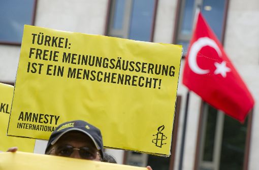Mitglieder der Menschenrechtsorganisation von „Amnesty International“ bei einem Protest vor der Türkischen Botschaft in Berlin (Archivbild). Foto: dpa