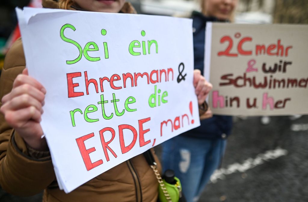 Mit kreativen Plakaten fordern Schüler in ganz Deutschland mehr Klimaschutz. In unserer Fotostrecke zeigen wir die originellsten Protest-Schilder von Schülern aus Stuttgart.