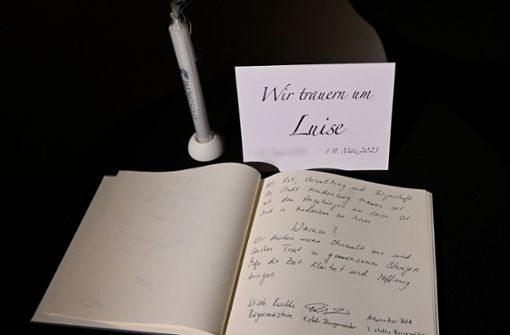 In der evangelischen Kirche von Freudenberg liegt ein Kondolenzbuch für das ermordete Mädchen Luise aus. Foto: dpa/Roberto Pfeil