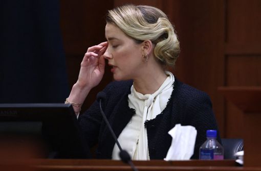 Amber Heard weint vor Gericht. Foto: AFP/JIM LO SCALZO / POOL
