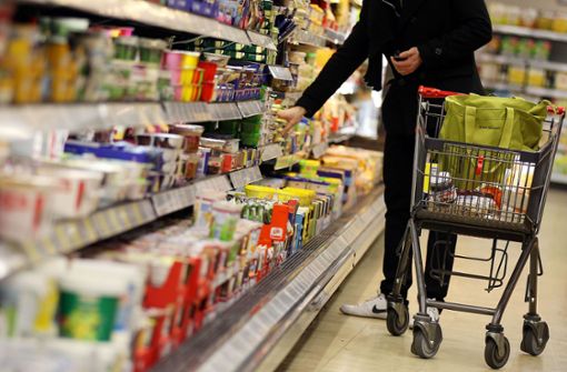 Das Einkaufen im Supermarkt bleibt ein kostspieliges Unterfangen. Foto: picture alliance / dpa/Oliver Berg