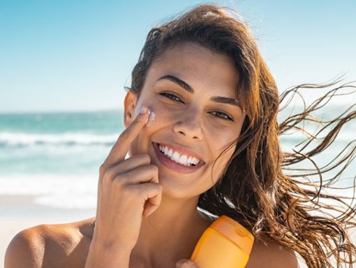 Unsere Haut braucht beim Sonnenbad ausreichend Schutz. Foto: Ground Picture/Shutterstock.com