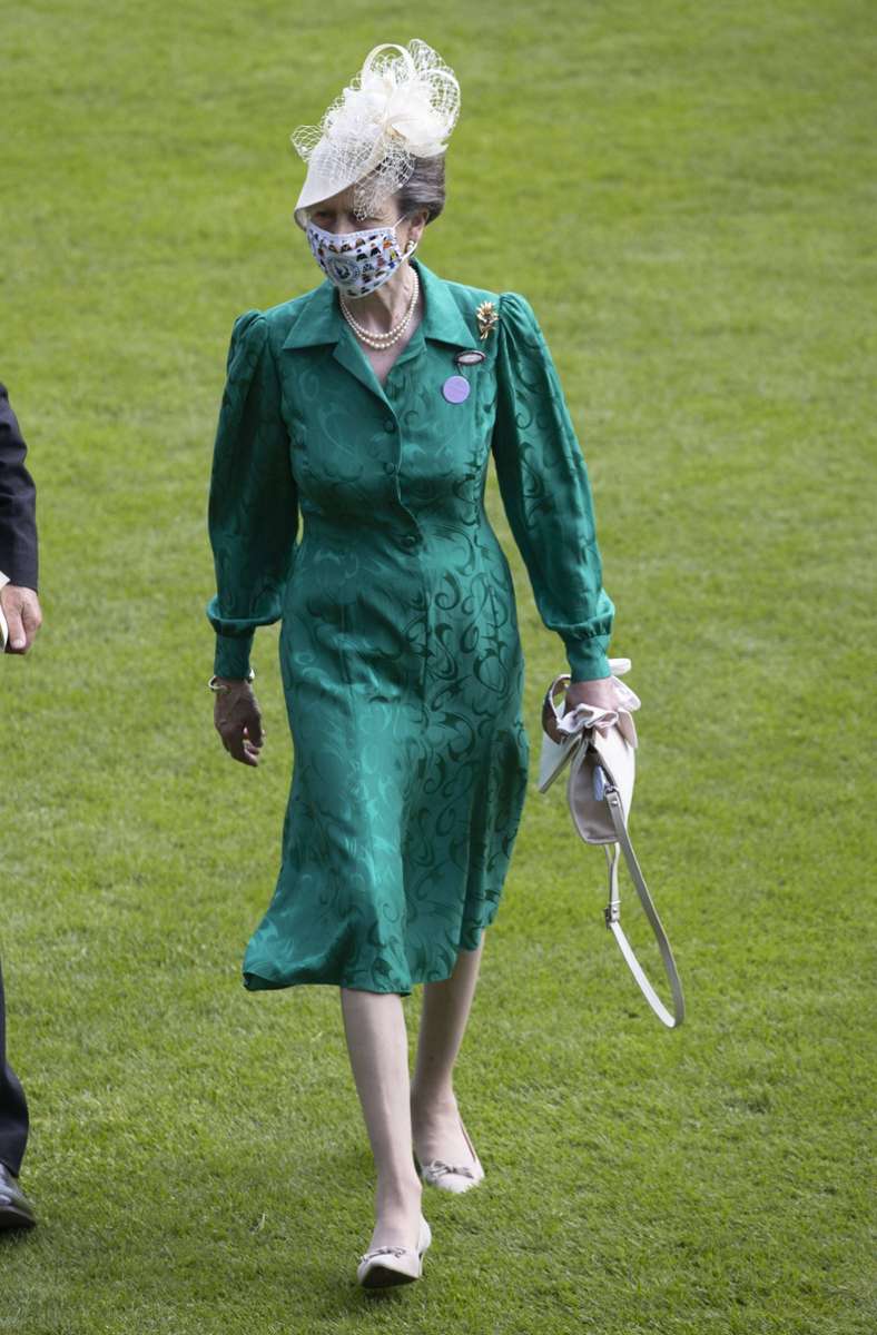 Prinzessin Anne pfeift darauf, dass Dunkelgrün nicht eben eine Sommerfarbe ist. Die Tochter der Queen trägt, was ihr Kleiderschrank hergibt – teilweise über Jahrzehnte.