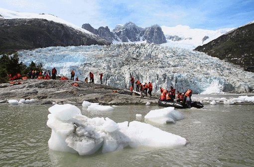 Im Westen Feuerlands steht der mächtige Pia-Gletscher, zu dem die Expeditionsteilnehmer vom Kreuzfahrtschiff aus mit einem Schlauchboot fahren. Foto: Schumacher