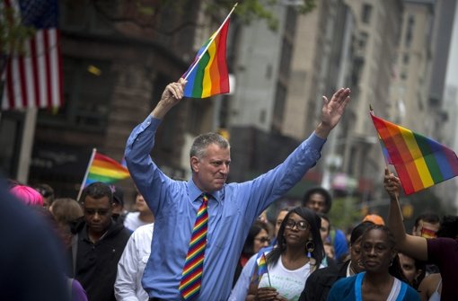 Auch der New Yorker Bürgermeister Bill de Blasio schwingt ein Regenbogenfähnchen auf der Gay-Pride-Parade. Foto: EPA
