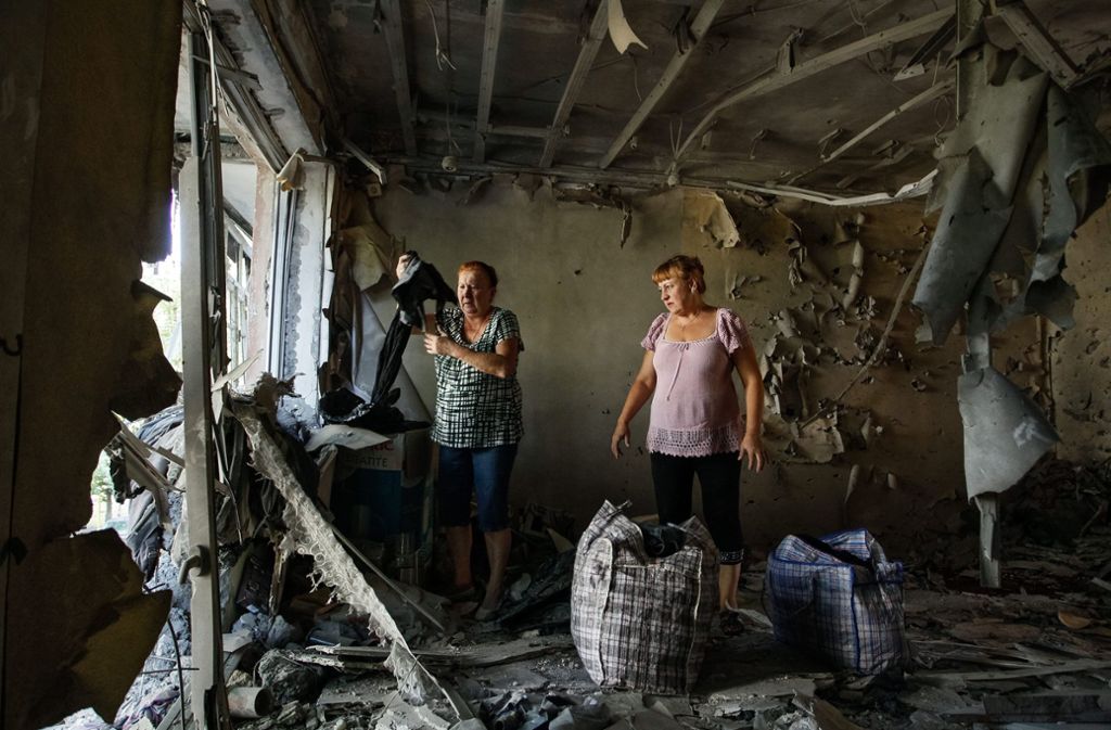 In die Wohnung dieser Frauen in Yasinowataya unweit von Donezk hat eine Granate eingeschlagen. Sie versuchen, bei Bekannten unterzukommen.