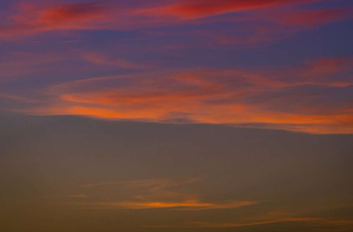 Der Himmel im Juni: Ausschnitt aus dem Kalender „Wolkenbilder“. In unserer Bildergalerie finden Sie die Siegertitel. Foto: Dumont
