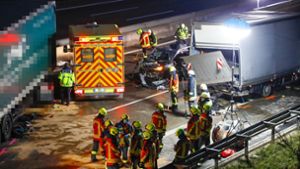 Lkw-Fahrer übersieht Stauende – vier Verletzte und lange Sperrung