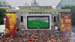 Soll auch dieses Jahr möglich werden: Tausende Zuschauer verfolgen auf der Fanmeile am Brandenburger Tor in Berlin ein WM-Fußballspiel der deutschen Nationalmannschaft. Foto: Marcel Mettelsiefen/dpa