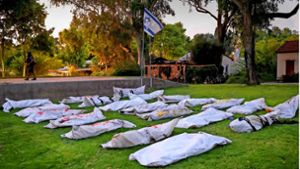 Verhüllte Leichen  liegen wenige Tage nach dem Massaker, am   11. Oktober aufgereiht auf dem Boden in Beeri. Foto: AFP/JACK GUEZ