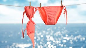 Warm halten – das ist der beste Schutz vor einer Blasenentzündung. Nach dem Baden den nassen Bikini ausziehen und sich gut abtrocknen und nicht auf kaltem Untergrund sitzen, raten Ärzte Foto: Fotolia/©