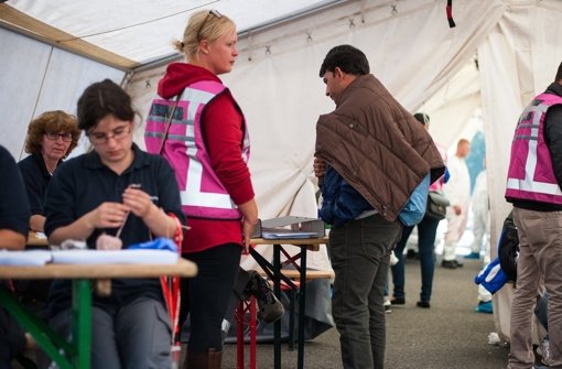 Auch in der Flüchtlingsbetreuung sind viele Ehrenamtliche unterwegs – deren Förderung will der Landtag in der Verfassung festschreiben. Foto: dpa