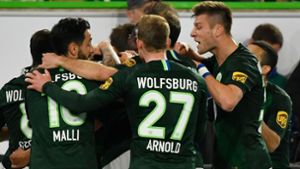 Die Wolfsburger freuen sich über den späten Ausgleich. Foto: AFP