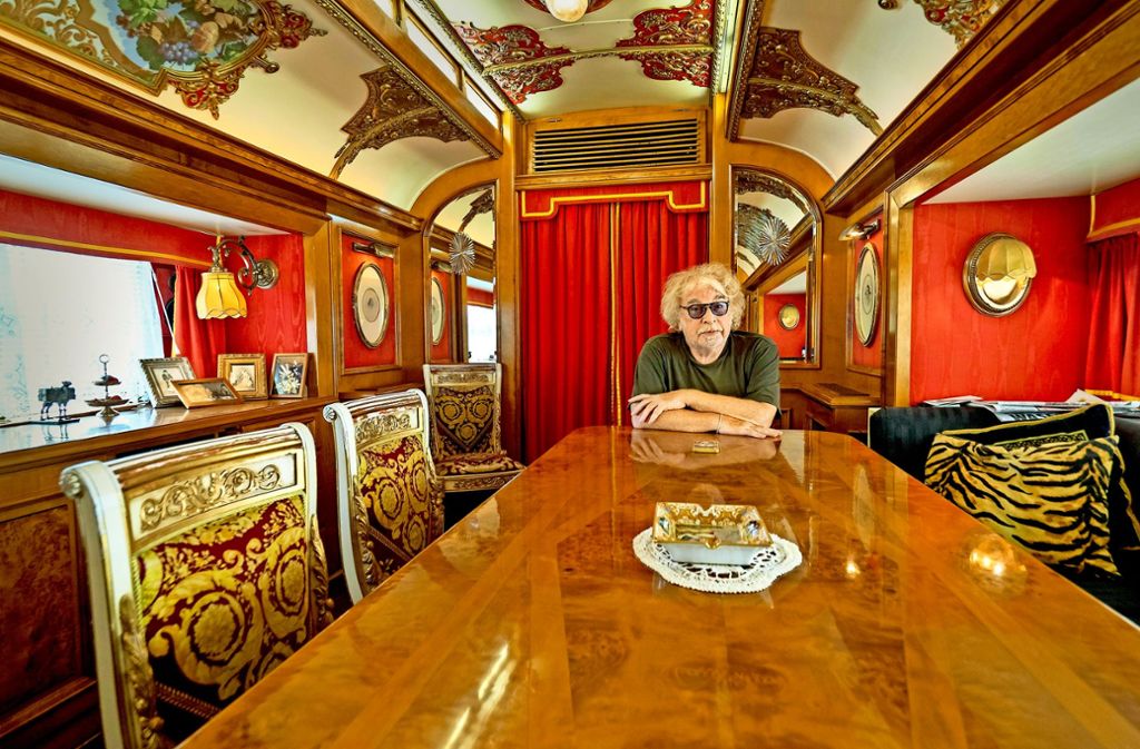 Bernhard Paul in seinem Salon. In dem historischen Wohnwagen hat der  Direktor schon so ziemlich alle Menschen empfangen, die Rang und Namen haben.