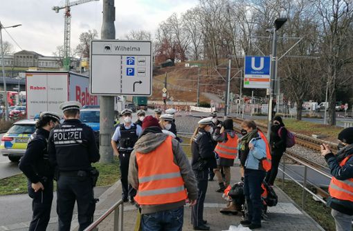 Polizisten fordern die Aktivisten dazu auf, die  B10 zu verlassen. Foto: Andreas Rosar/Fotoagentur Stuttgart