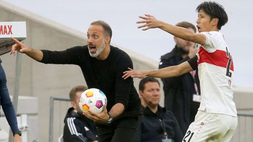 Kampf um den Ball im Hinspiel: Hoffenheim-Coach Pellegrino  Matarazzo (links) gegen Stuttgarts Verteidiger Hiroki Ito. Foto: imago//Ralf Poller